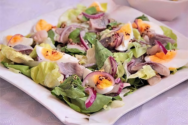 Зеленый салат с сельдью и горчичной заправкой