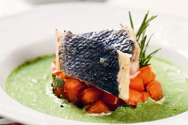 Зеленый суп из молодого шпината и спаржи с тартаром из помидоров и кусочками жареного сибаса