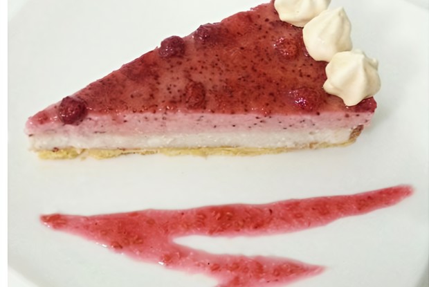 Землянично-банановый чизкейк с меренгами