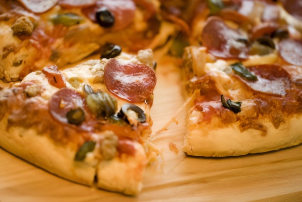 Зерновая пицца с салями