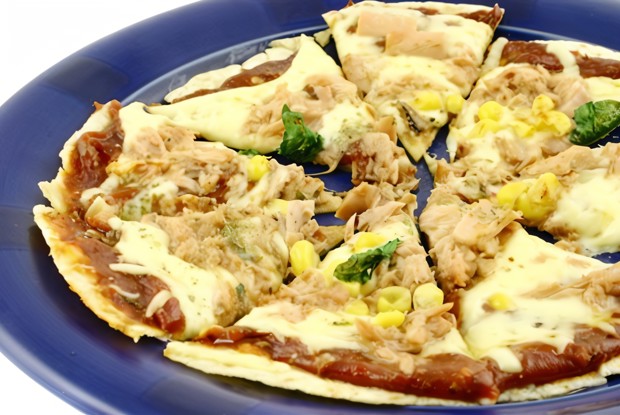 Зерновая пицца с тунцом и кукурузой