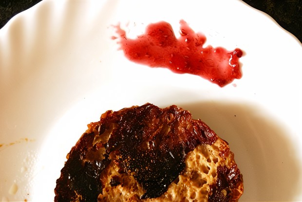 Зерновые гренки с малиновым джемом