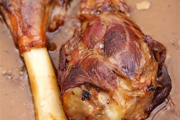 Жареная баранья нога с фетой