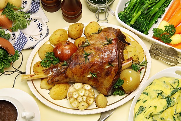 Жареная баранья нога с овощами