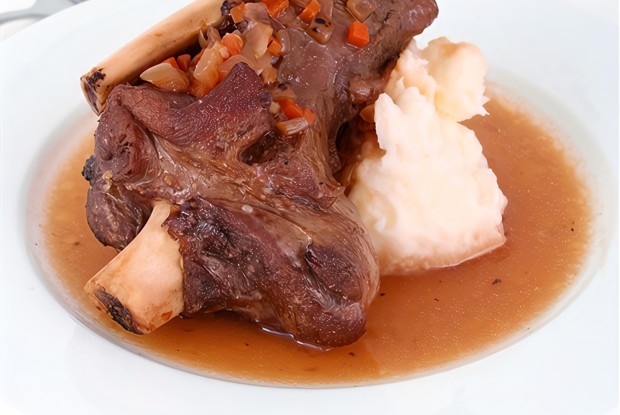 Жареная баранья нога в белом вине