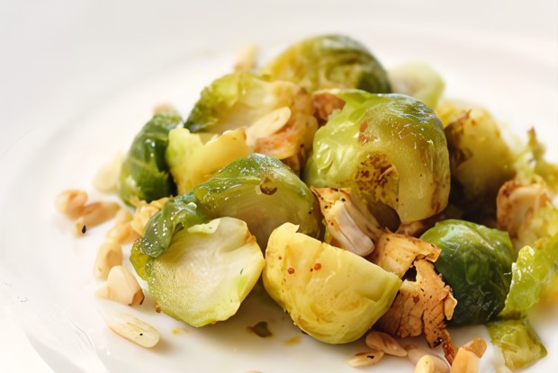 Жареная брюссельская капуста с кедровыми орешками в бальзамическом винегрете