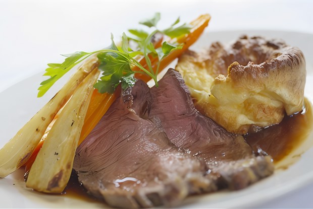 Жареная говядина на йоркширском пудинге с кремом из хрена