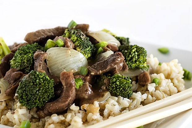 Жареная говядина с брокколи и имбирем