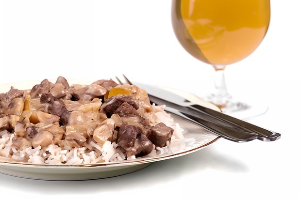 Жареная говядина с красным перцем, грибами, устричным соусом и рисом