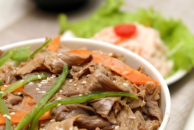 Жареная говядина с зелеными чили (Qingjia Chao Niuliu)