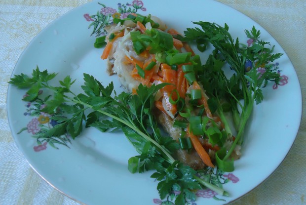 Жареная камбала с морковью, луком и сметаной.