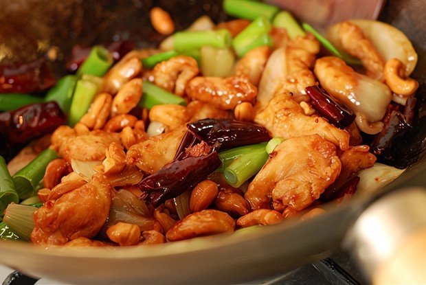 Жареная курица с кешью и овощами