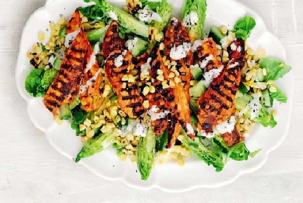 Жареная курица с кукурузным салатом