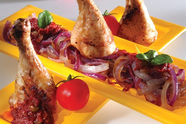 Жареная курица с луком и соусом санторини