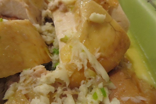 Жареная курица с молочно-чесночным соусом