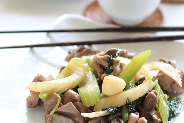 Жареная курица с сельдереем и имбирем (Jirou Chao Qincai)