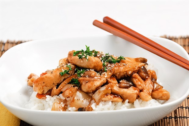 Жареная курица с устричным соусом и овощами