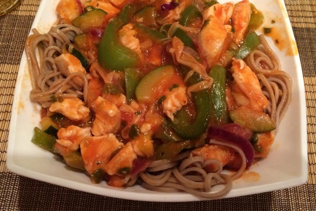 Жареная курица с зеленым перцем, зеленым луком и лапшой соба в соусе чили