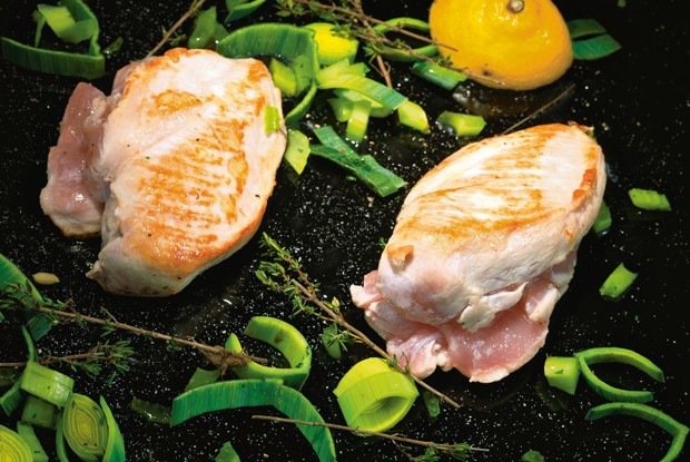 Жареная курица со спагетти из цукини