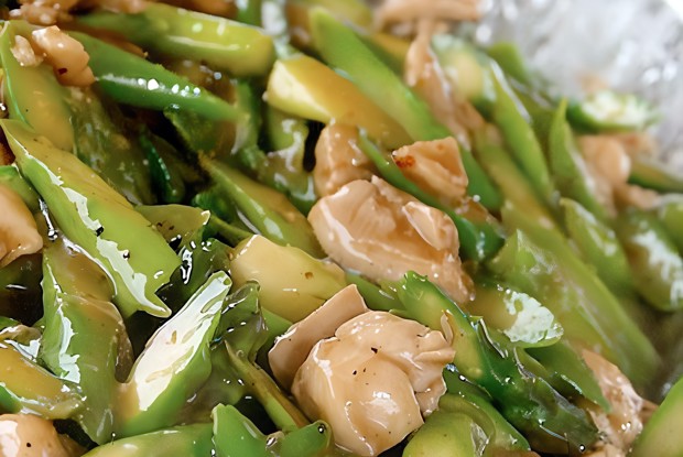 Жареная курица со спаржей и фисташками