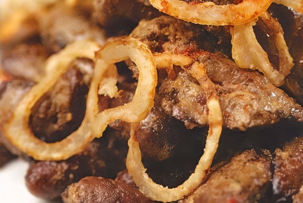 Жареная куриная печенка с луком и специями