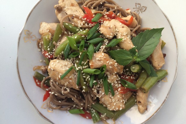 Жареная лапша с тофу и овощами в соусе терияки