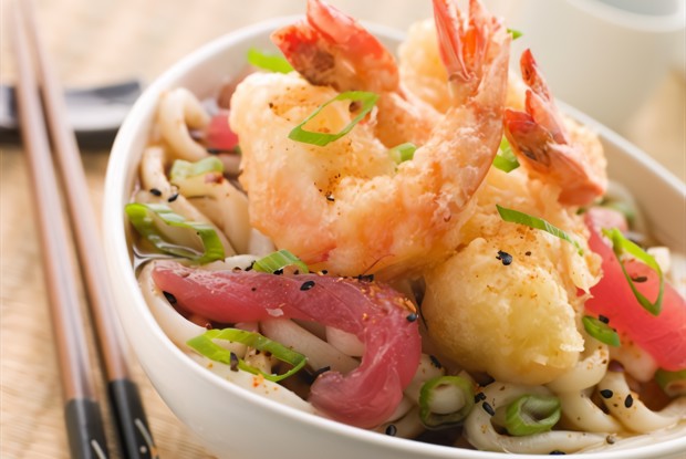 Жареная лапша удон с креветками, тофу и пореем