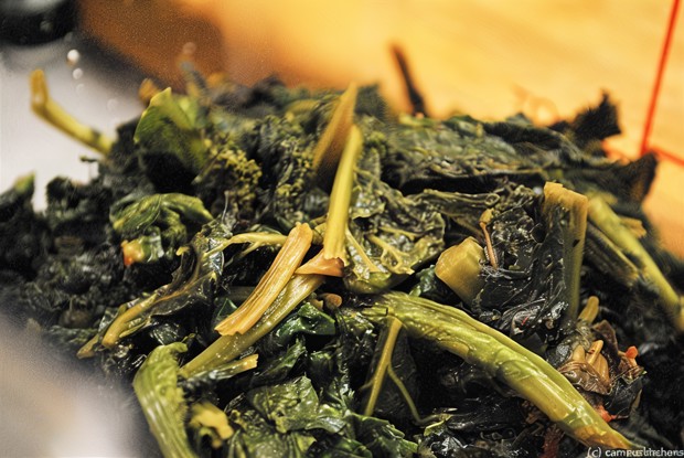 Жареная листовая горчица с чесноком и луком