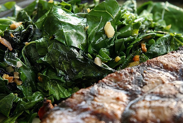 Жареная листовая капуста с луком и кунжутным маслом