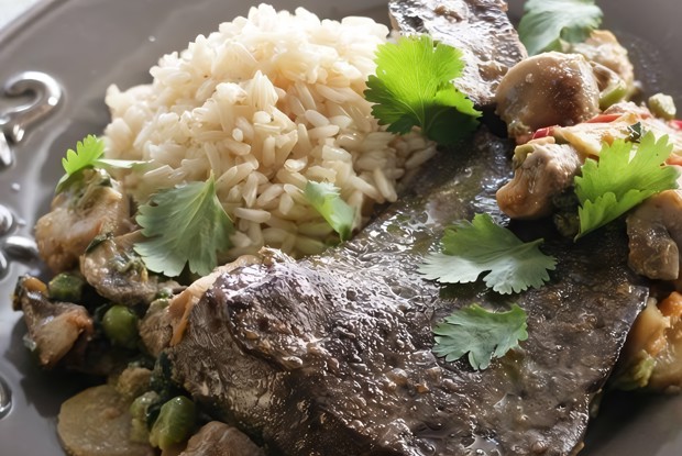 Жареная печень с грибами в азиатском стиле