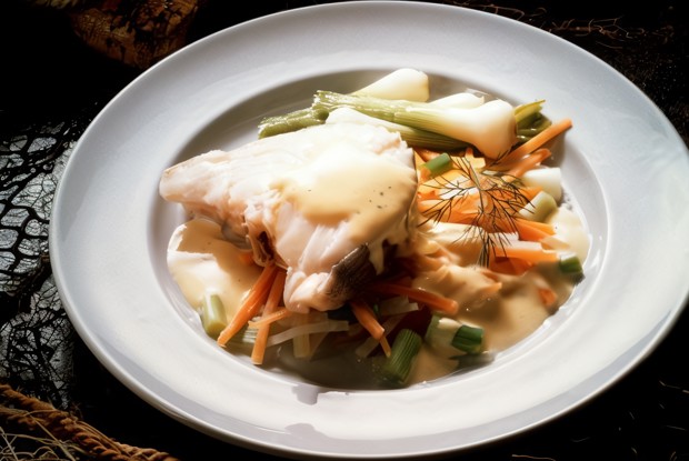 Жареная рыба с салатом из зеленой фасоли