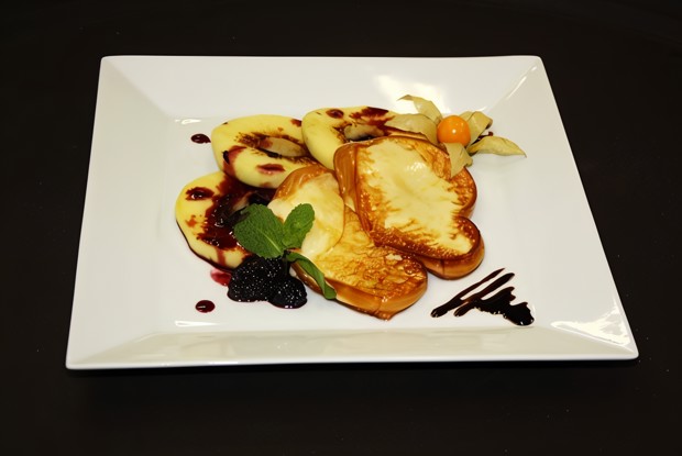 Жареная скаморца с яблоками и ежевичным конфитюром