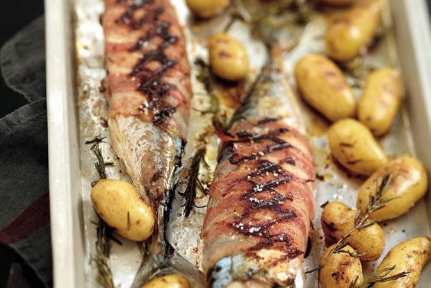 Жареная скумбрия в беконе