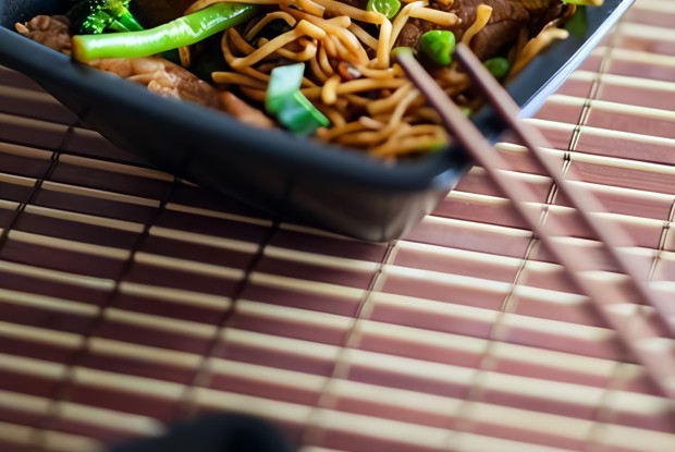 Жареная спаржа и брокколи с лапшой