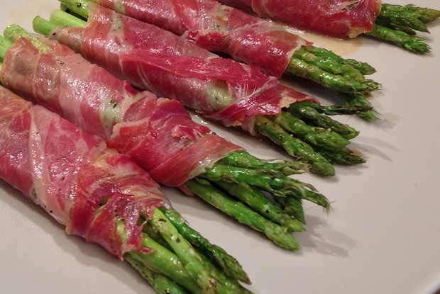 Жареная спаржа с хамоном