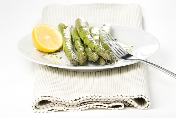 Жареная спаржа с лимонами и орегано
