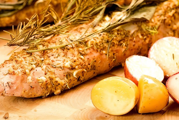 Жареная свиная вырезка в крупной соли и специях