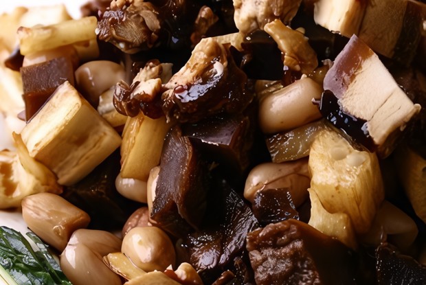 Жареная свинина с арахисом и имбирем