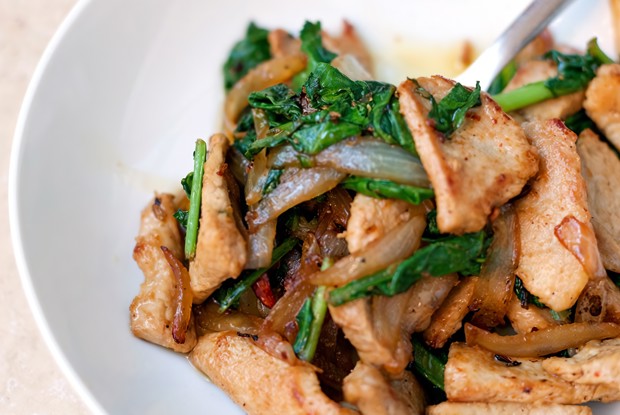 Жареная свинина с мангольдом