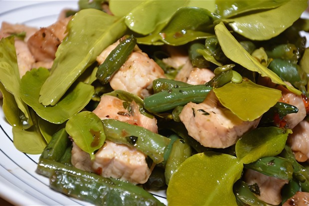 Жареная свинина с рыбным соусом и зеленой фасолью