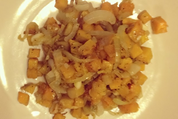 Жареная тыква баттернат с карамелизованным луком, горгонзолой и хрустящим шалфеем