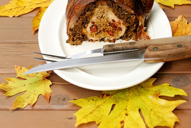 Жареная утка, фаршированная рисом, орехами и ароматными травами