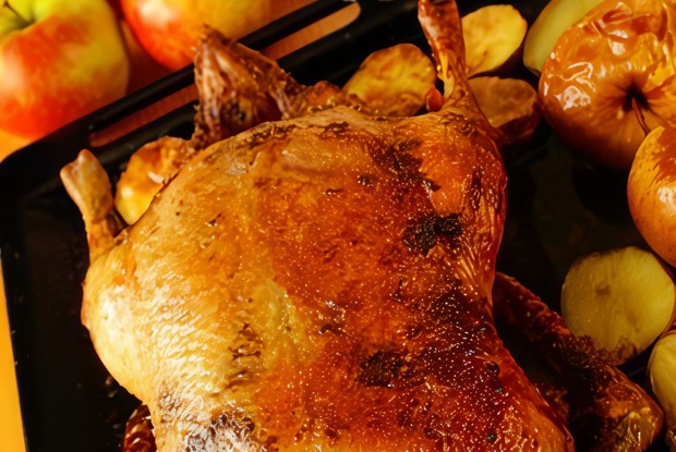 Жареная утка с яблоками и сельдереем