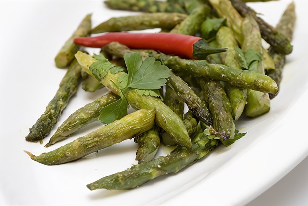 Жареная в духовке спаржа