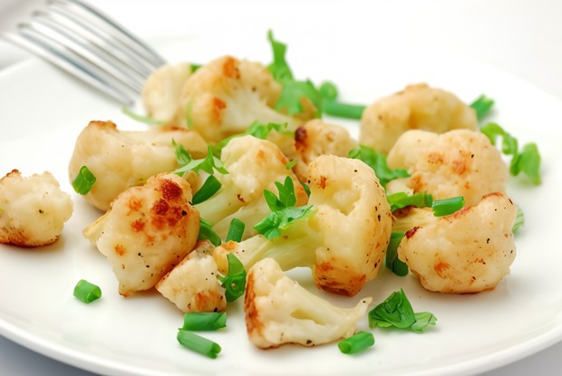 Жареная в духовке золотистая цветная капуста