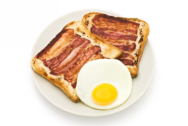 Жареная ветчина на ломтиках хлеба