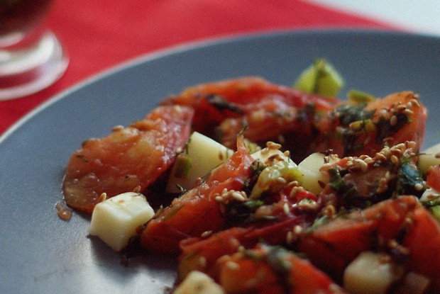 Жареная зелень с помидорами