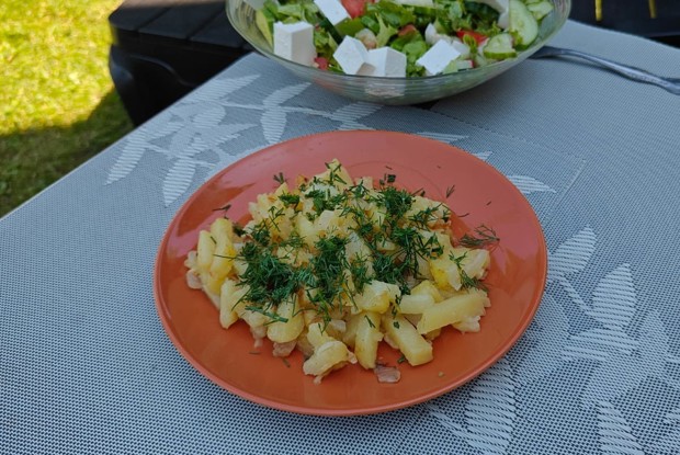 Жареная картошка с чесноком и зеленью