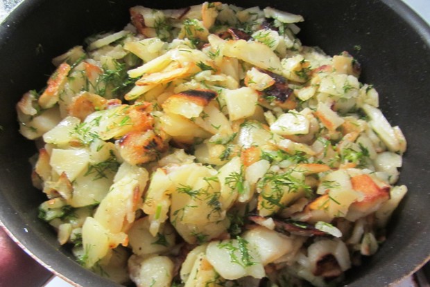 Жареная картошка с зеленью
