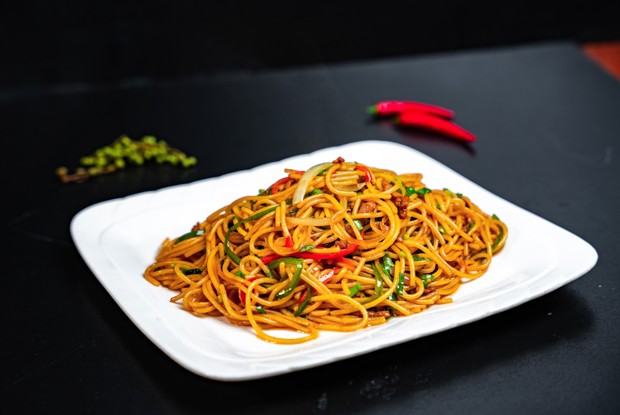 Жареная лапша с говядиной и перцем